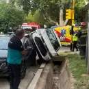 (Videos) Impactante accidente en una esquina de Capital: un auto volcado y una mujer herida