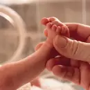 Qué es el método madre canguro y por qué la OMS lo considera esencial para bebés prematuros