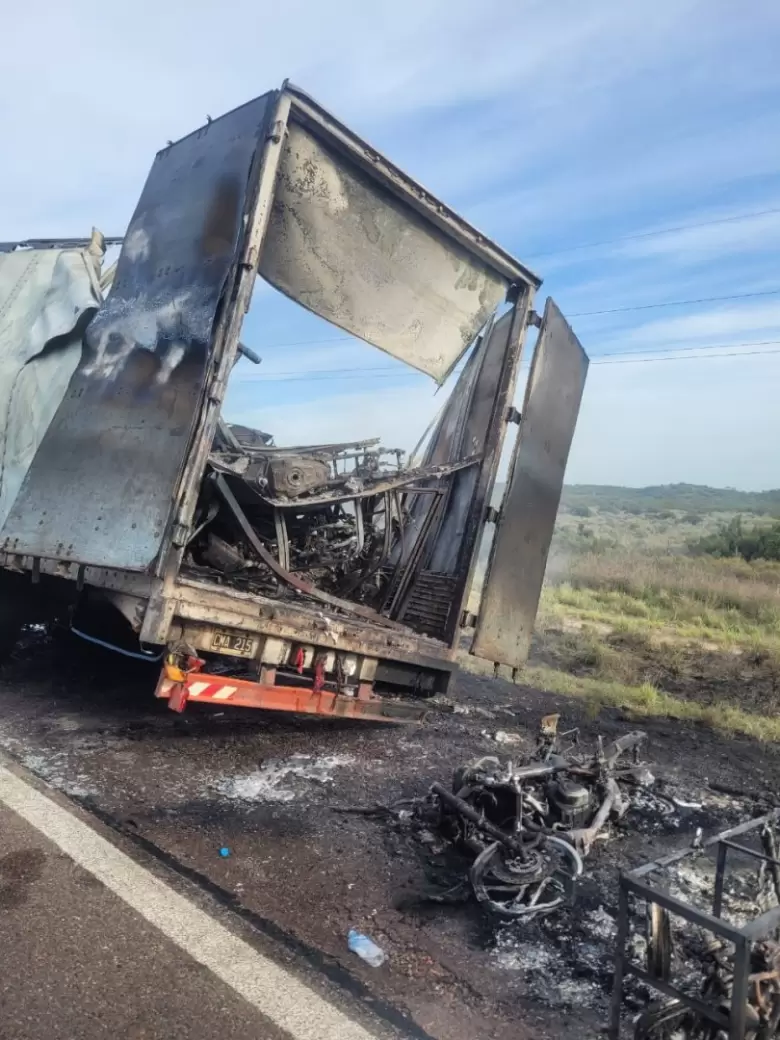 cami�n incendiado en La Paz