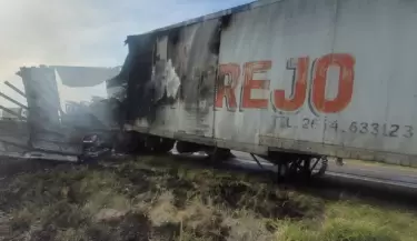 cami�n incendiado en La Paz
