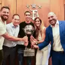 Festeja Di Mar�a: la AFA le entreg� el trofeo de "Campe�n de Liga" a Rosario Central