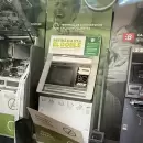 Vandalizaron tres cajeros en pleno microcentro mendocino y buscan a los autores del ataque