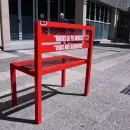 San Rafael sumó un nuevo banco rojo en homenaje a las víctimas de femicidios