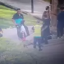 Fueron sorprendidos vandalizando un monumento y debieron limpiar el da�o en el acto