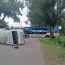 Violento choque en San Rafael: un cami�n termin� volcado tras colisionar con un colectivo