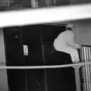 (Videos) Un hombre fue atrapado mientras trepaba una reja para robar en una casa en Las Heras