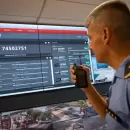 Los delat� la c�mara: dos serenos fueron sorprendidos robando materiales de una obra en Guaymall�n