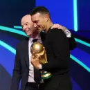 (Video) Infantino le pidi� disculpas a Scaloni y lo dej� tocar la Copa del Mundo