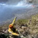 Un despliegue a�reo y terrestre permiti� frenar un incendio en el Cerro Nevado, en San Rafael