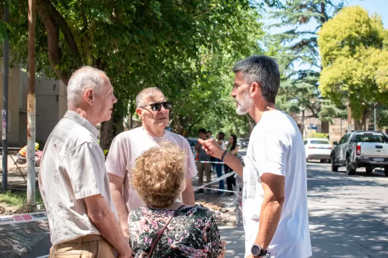 Ulpiano Suarez con vecinos