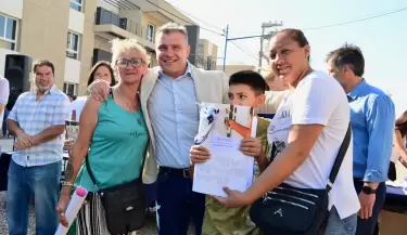 Entregaron casas para m�s de 100 familias en Godoy Cruz y Costarelli destac� el plan habitacional