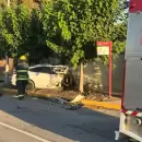 Dram�tico choque en Maip�: perdi� el control, se estrell� contra un �rbol y el auto se incendi�