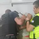 Un delincuente ingresó por los techos a una galería y robó en un local, pero fue detenido