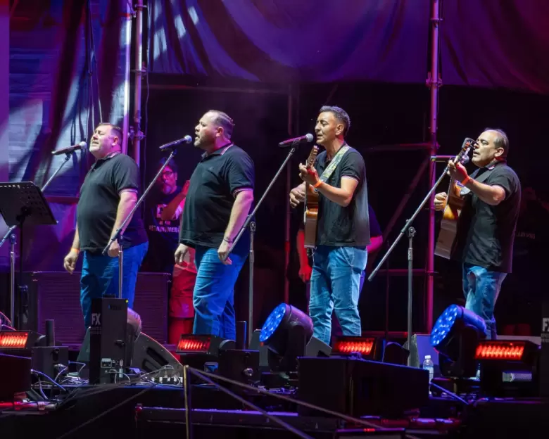 RIVADAVIA CANTA AL PAÍS