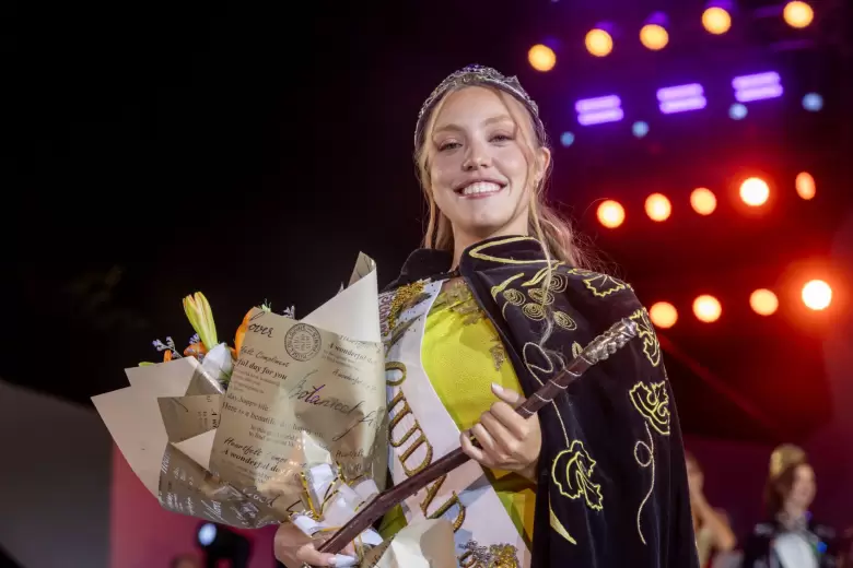 La reina electa de capital y una sonrisa que contagia la magia de vendimia