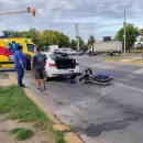 (Video) Una motociclista chocó por detrás a un auto que frenó de golpe en el Acceso Norte