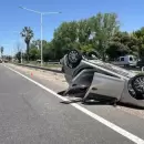 Una mujer intent� esquivar un cami�n en el Acceso Sur, volc� y sufri� politraumatismos