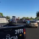Un colectivo perdió dos ruedas en el Acceso Sur y generó demoras en hora pico