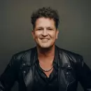 Carlos Vives estren� "Te dedico", una apuesta al romanticismo junto a su hijo Pedro