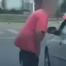 (Video) Captaron a una mujer mayor que amenaz� con una cuchilla a otro conductor tras una discusi�n