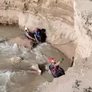 Amplio despliegue de bomberos para rescatar a una mujer que cayó al canal Cacique Guaymallén