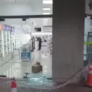 Rompieron la vidriera de una farmacia en pleno centro y robaron productos durante la madrugada