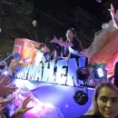 Una multitud acompa�� el desfile de la V�a Blanca y sus reinas por el microcentro