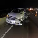 Impactante: iba en contramano por el Acceso Sur, choc� con un cami�n y escap� corriendo