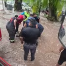 Espectacular rescate en Ciudad: bomberos salvaron a un hombre succionado por un sif�n