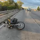 Un joven se qued� dormido mientras circulaba por la Costanera y cay� de su moto
