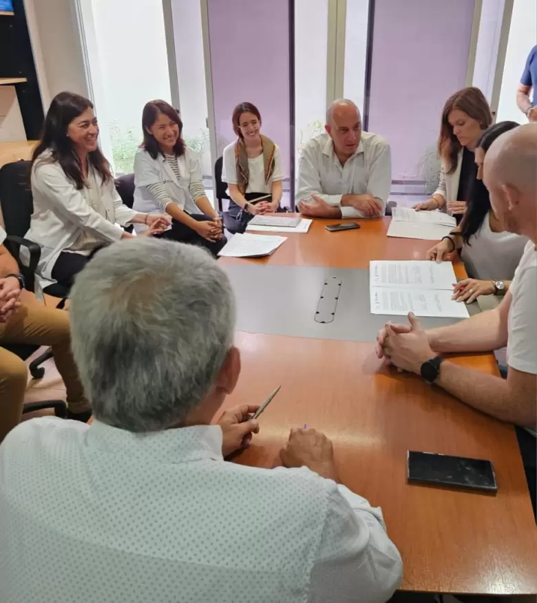 Esteban Allasino junto a las autoridades del Hospital Universitario.