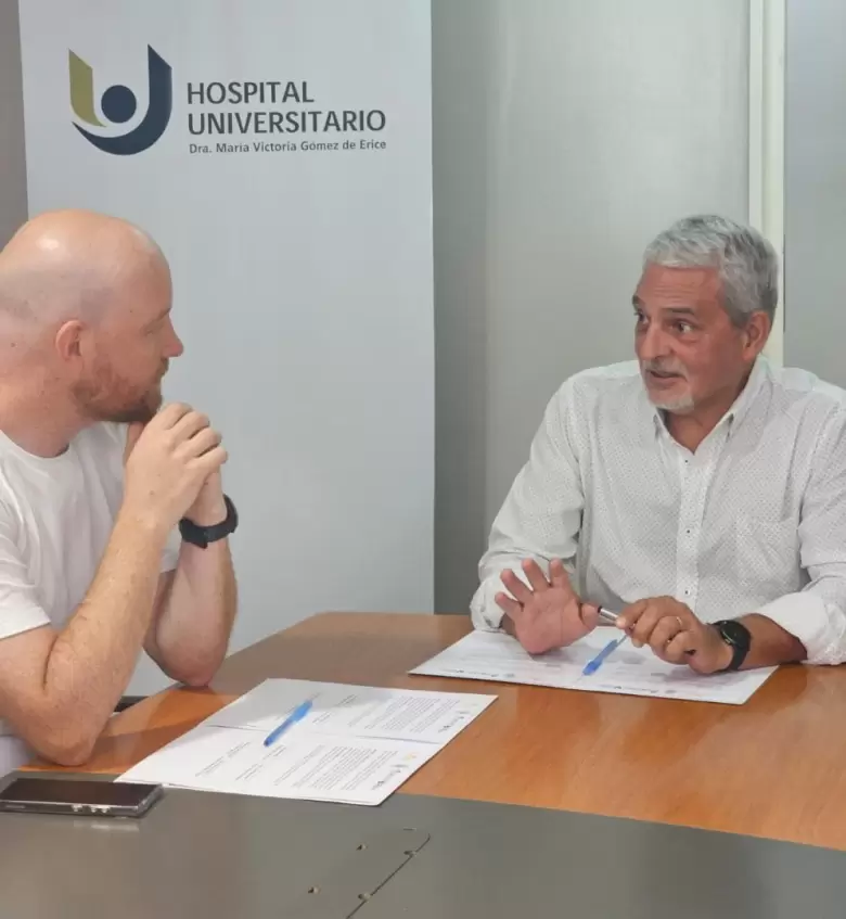 Esteban Allasino junto a las autoridades del Hospital Universitario.