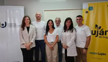 Esteban Allasino junto a las autoridades del Hospital Universitario.