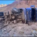 Volcó un camión cargado con bananas en la Curva del Tiempo y la conductora resultó herida