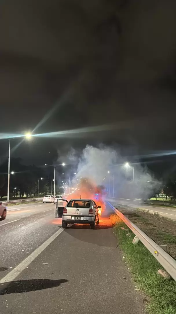 auto incendiado en el Acceso Este