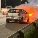 Impactante video: un vehículo se incendió en pleno Acceso Este