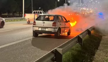 auto incendiado en el Acceso Este