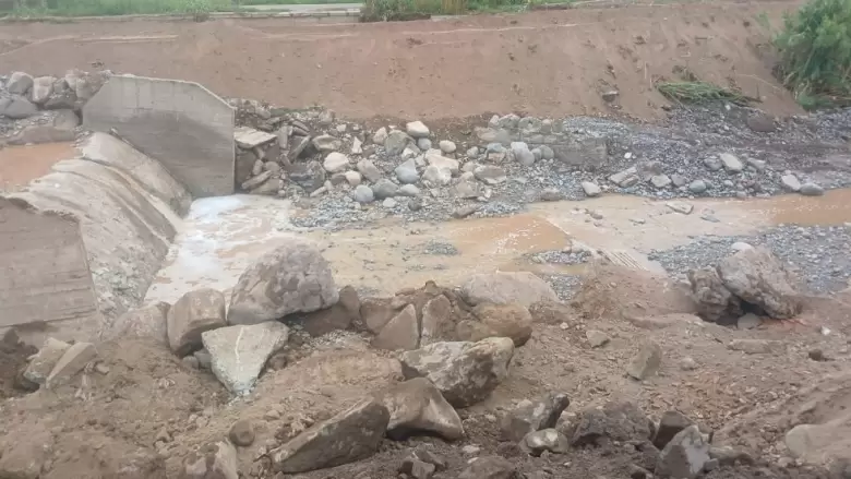 Trabajos de refuerzo en un sector del canal Cacique Guaymallén