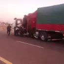 Un camión que transportaba material peligroso chocó contra otro en Uspallata