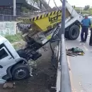 (Videos) Impactante accidente en Capital: un cami�n volquete termin� dentro del zanj�n Fr�as