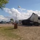 Una camioneta encerr� a un cami�n y provoc� un aparatoso vuelco en el Acceso Sur