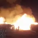 (Videos) Ardi� un galp�n con pallets en el carril Rodr�guez Pe�a y lograron sofocar el fuego