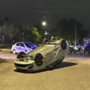 Violento choque, un auto volcado y tres personas heridas en Luj�n