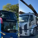 Un colectivo intent� sobrepasar a un cami�n y termin� con un poste incrustado