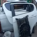 La Polic�a recuper� un auto con pedido de secuestro que era desarmado en La Favorita