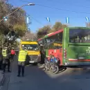 Violento choque frontal entre un motociclista y un colectivo en Las Heras: un herido
