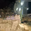 (Video) Manejaba ebrio por la ruta 7, volc� y le encontraron un millonario contrabando de figuritas del Mundial