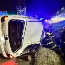 Un conductor volc� con su auto en el Acceso Sur y fue internado con politraumatismos