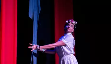 laura azcurra como Frida
