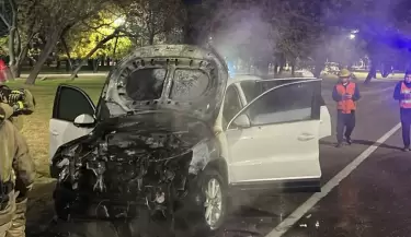 Una camioneta ardi� en llamas en el Acceso Este